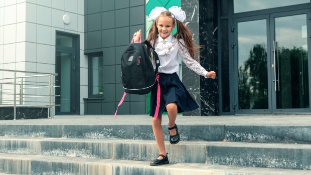 Cele mai importante schimbări care-i așteaptă pe elevi în acest an școlar: fără manuale, cu Bacalaureat decalat, evaluare standardizată și materii noi. Cum rămâne cu bursele și admiterea la liceu