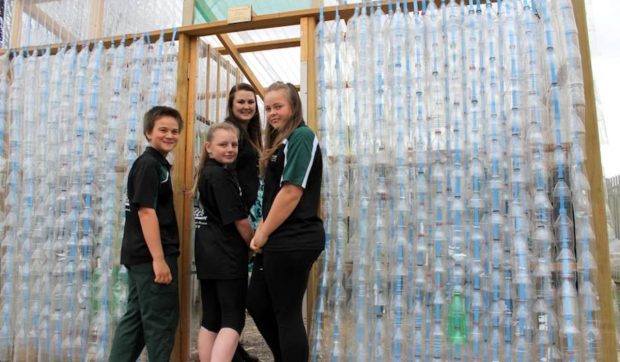 Elevii unei școli au construit o seră din 2000 de sticle de plastic goale, în Australia