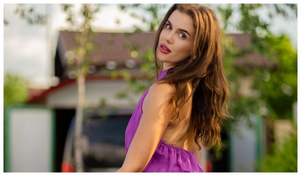 Emily Burghelea a părăsit România alături de familie: „Ne mutăm în altă țară”