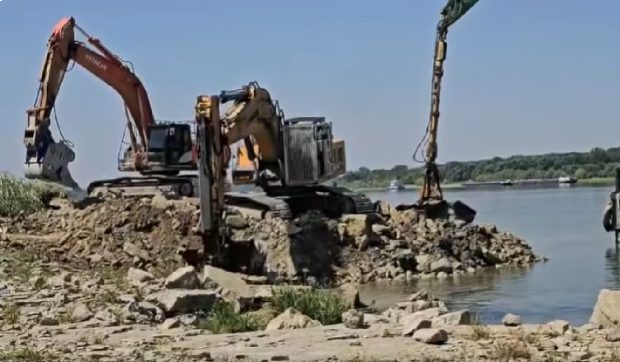 Cum se derulează operațiunea de scufundare a celor patru barje în Dunăre. În ce condiții ar putea fi amânată acțiunea