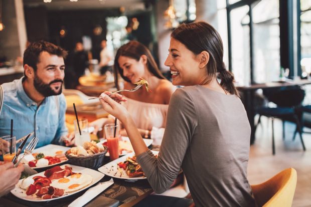 Controverse în Bacău după o taxă surpriză de 600 de lei pentru „suport artistic” într-un restaurant