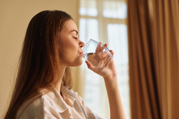 Băutura naturală din trei ingrediente care stimulează digestia și combate constipația încă de dimineață