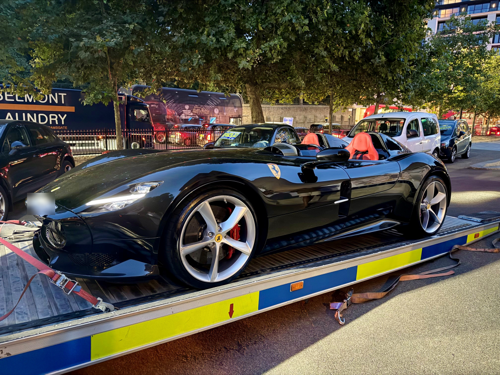 Un Ferrari Monza SP2 negru