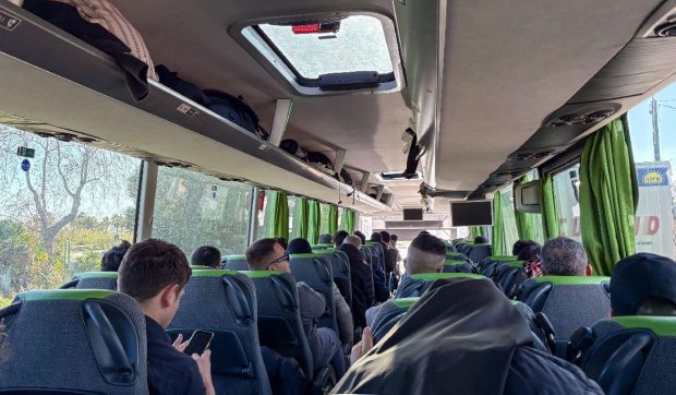 Pasagerul găsit cu 201.085 euro cash în rucsac într-un autocar Flixbus a rămas fără jumătate din bani și va sta doi ani în închisoare, în Franța