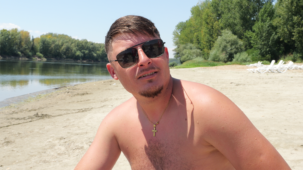 Dunărea a ajuns un pârâu la Corabia, cu apă până la genunchi și bărci înțepenite în nisip: „Nu poți să te cerți cu natura”