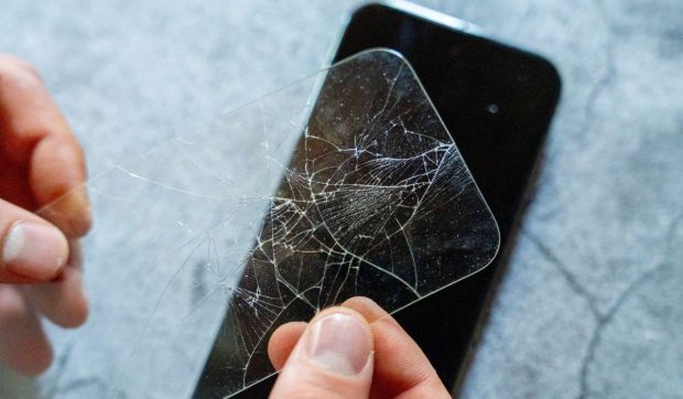 Când și de ce e esențial să schimbi folia de protecție a ecranului telefonului
