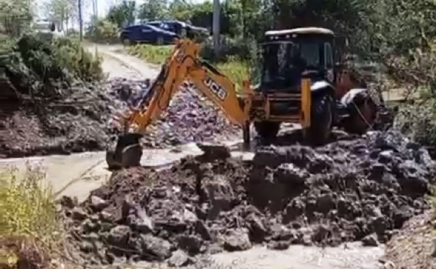 Singurul drum spre o fermă cu sute de animale, blocat de Apele Române. Instituția, obligată să permită accesul prin pârâu. Fermier: „Măsura e clar abuzivă”