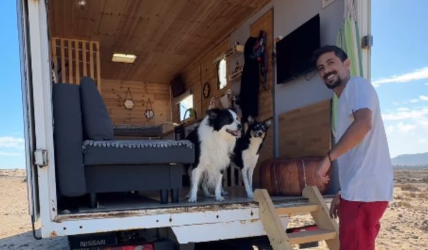 Viața pe roți: Povestea unui spaniol care trăiește de șapte ani într-un camion alături de câinii săi