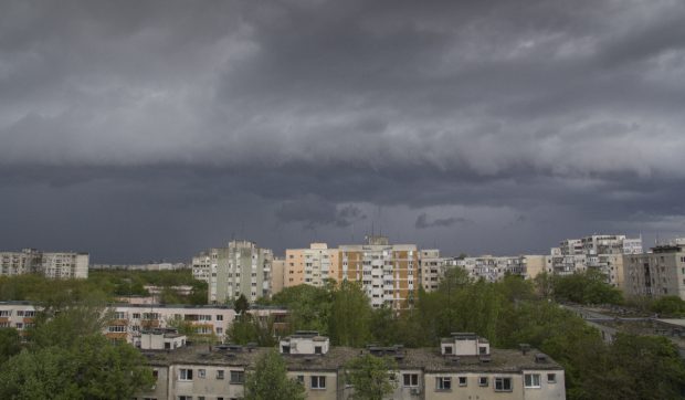 Caniculă și nopți tropicale în București urmate de ploi locale: ANM emite două coduri galbene