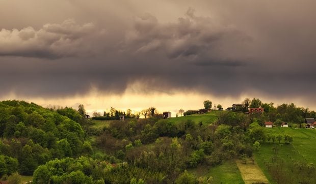 Caniculă, instabilitate atmosferică și vijelii, în weekend. Zonele vizate de avertizările ANM de vreme extremă