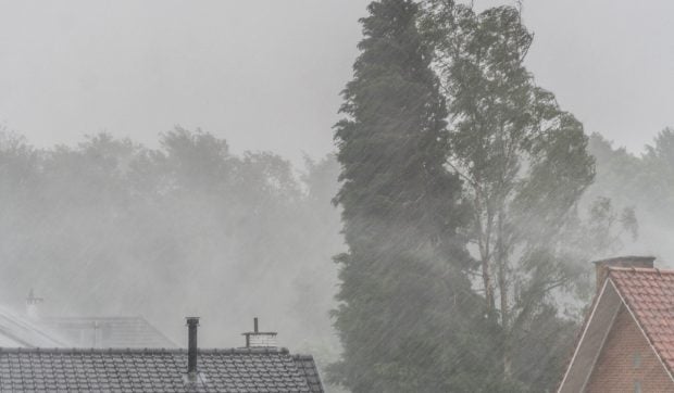 Meteorologii anunță caniculă intensă urmată de furtuni și vijelii în weekend