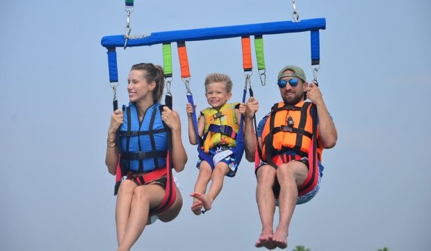 Gabriela Prisăcariu și Dani Oțil, primele experiențe de parasailing în vacanța de familie din Turcia