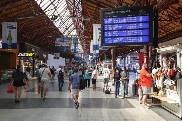 Trenurile regionale din București au acumulat întârzieri echivalente cu nouă luni într-un singur an