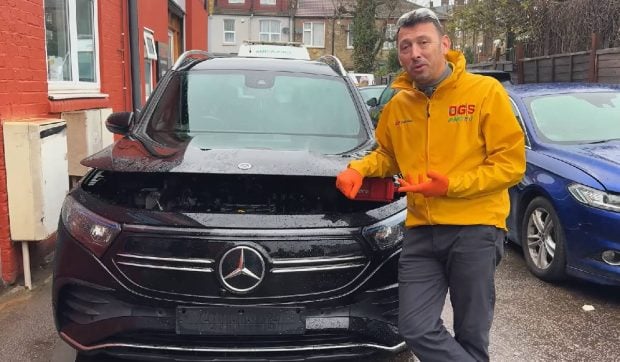 Un mecanic român a scos bateria unui Mercedes electric de 4 ori la rând și a descoperit secretul erorilor de soft | VIDEO