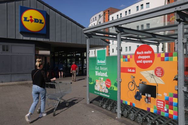 Motivul pentru care Lidl le interzice angajaților să comande mașini electrice, în Germania