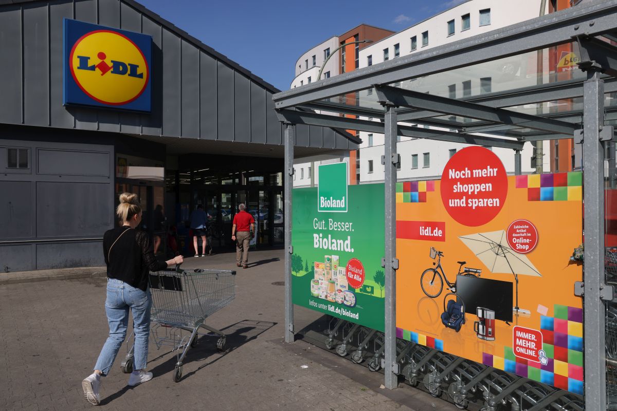 Motivul pentru care Lidl le interzice angajaților să comande mașini electrice, în Germania