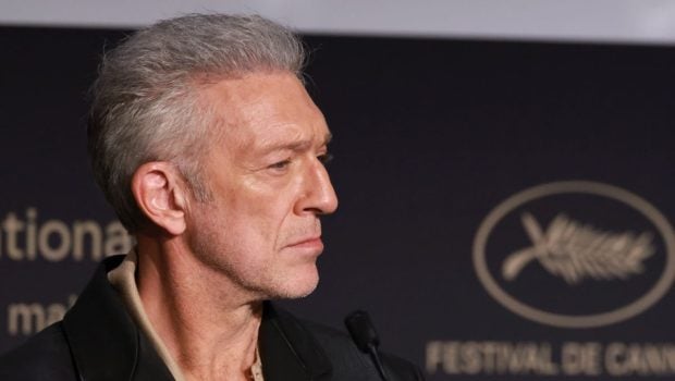 Vincent Cassel strălucește în videoclipul piesei „Camera” de Charli Xcx, care a atras milioane de vizualizări