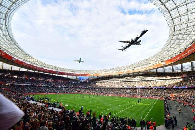 Moment de panică la meciul de rugby Africa de Sud – Noua Zeelandă. Două avioane de pasageri au survolat stadionul plin la o altitudine incredibil de joasă