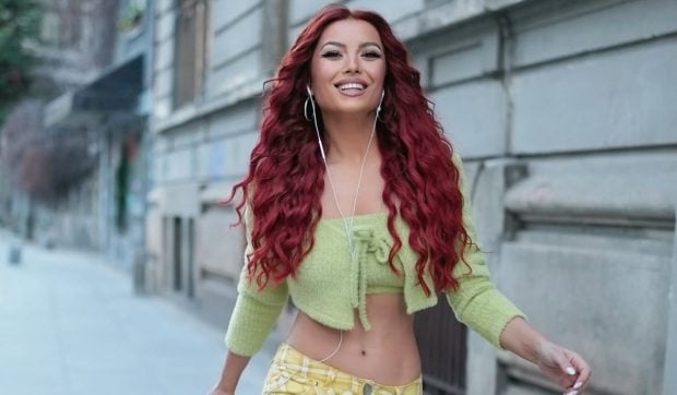 Elena Gheorghe impresionează pe litoralul grec și adoptă o regulă strictă privind timpul petrecut pe telefon în vacanță
