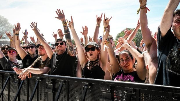 Doi români, prinși la furat de telefoane, la un festival din Belgia. Ce pedepse au primit