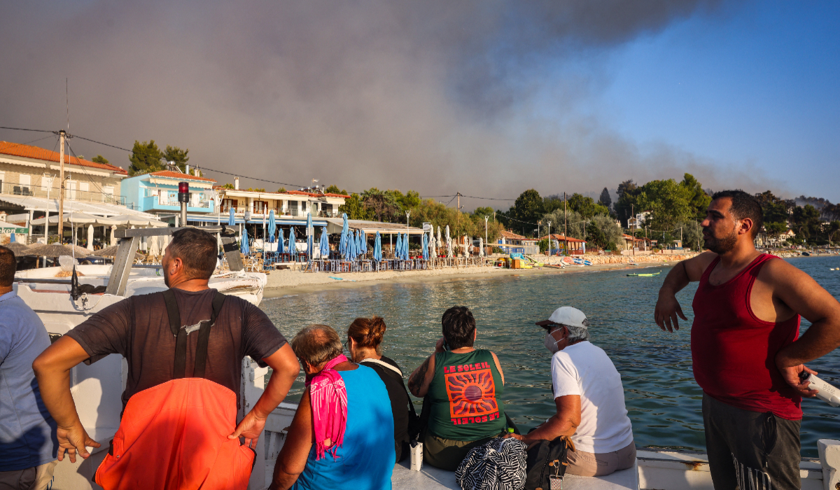 Imagine asociată subiectului: Doi morți și evacuări pe insula grecească Salamina, în urma a două incendii