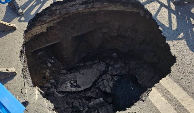 Carosabilul de pe Bulevardul Eroilor din București cedează: o mașină, condusă de cântăreața Carmen Șerban, a căzut într-o groapă adâncă de 3 metri