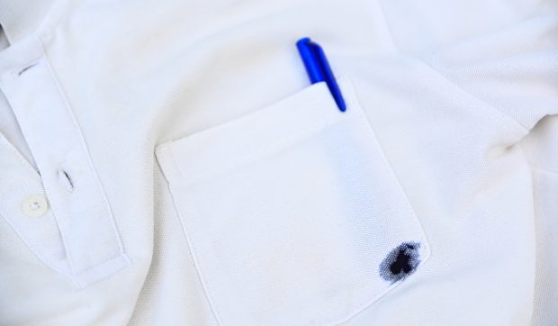 Metoda simplă care îndepărtează petele de pe hainele albe fără mașina de spălat