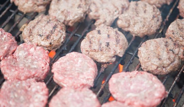 Fost angajat concediat după 25 de ani pentru patru hamburgeri primește despăgubiri record de 270.000 de euro