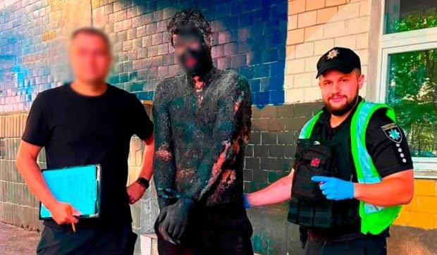 Polițiștii au curățat 5 ore un hoț care s-a uns cu smoală că să jefuiască un magazin, în Kiev | VIDEO