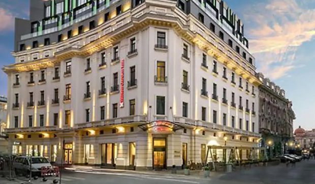 Un hotel de lux din România a anunțat că stinge iluminatul exterior după ora 23.00 și oferă 20% reducere la preparatele reci din restaurant