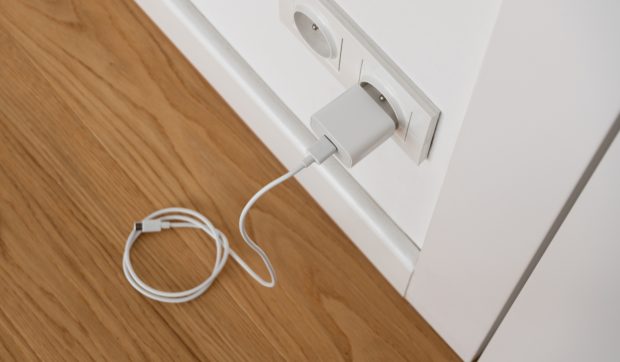 Câtă energie consumă cu adevărat încărcătoarele de telefon lăsate în priză