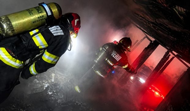 Femeie din Vâlcea, cercetată pentru omor după ce și-a închis soțul într-o cameră și a incendiat apartamentul