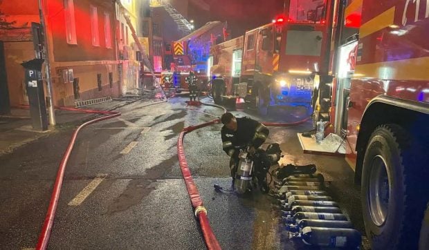 Incendiu puternic în campusul Hasdeu din Cluj-Napoca a cuprins o pensiune și două case vecine