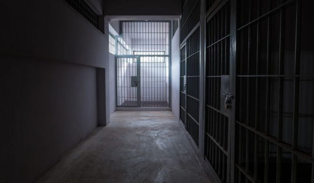 Patru angajați ai Penitenciarului Giurgiu, reținuți după ce au fost filmați în timp ce au bătut un deținut până a intrat în stop cardiac