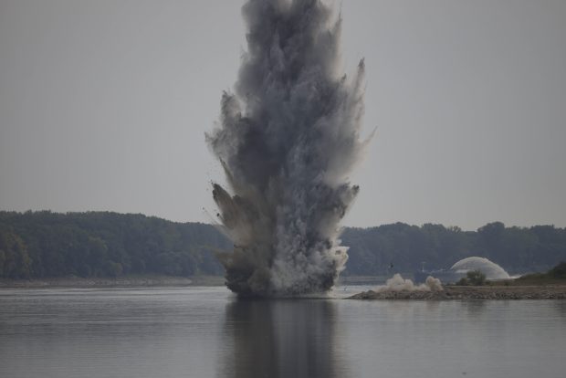 Stânca Pârjoaia, detonată controlat cu 100 de kg de explozibil, pe Dunăre. Armata încearcă salvarea centralei de la Cernavodă