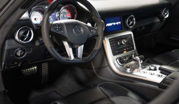Doi șoferi au dat în judecată compania Mercedes-AMG din cauza unui defect la scaune