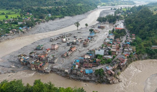 Un director de școală din Nepal a evacuat 900 de elevi cu doar 10 minute înainte ca viitura devastatoare să distrugă clădirea: „Vine o inundație mare”