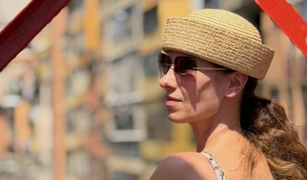 Jurnalista română Ionela Năstase lansează un vin spumant în serie limitată, aniversând 50 de ani