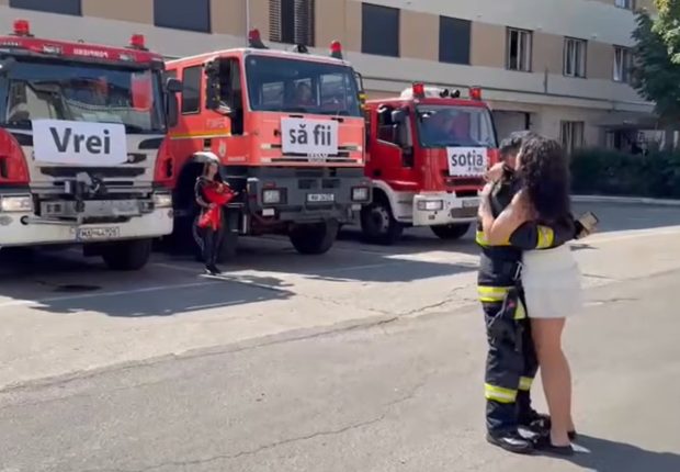 Gest emoționant la ISU Hunedoara: un pompier și-a cerut iubita în căsătorie printre autospeciale