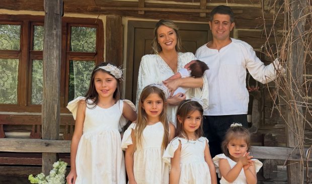 Ținuta purtată de Laura Cosoi la botezul Ninei a atras atenția tuturor. Imagini cu întreaga familie, în biserica din Maramureș