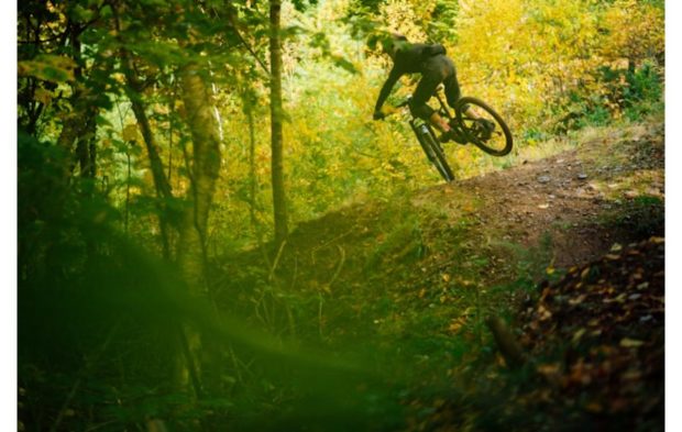 Cum geometria bicicletei full suspension influențează controlul pe trasee dificile