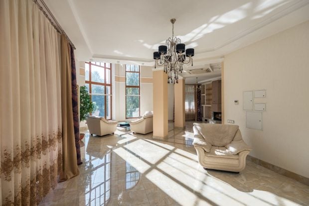 Cum să alegi lungimea ideală a draperiilor pentru o întreținere ușoară și un aspect elegant