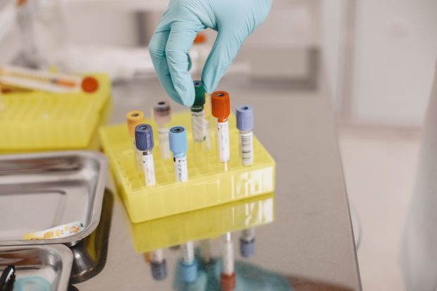 Top laboratoare de analize medicale din România: cum alegi, după criterii verificabile