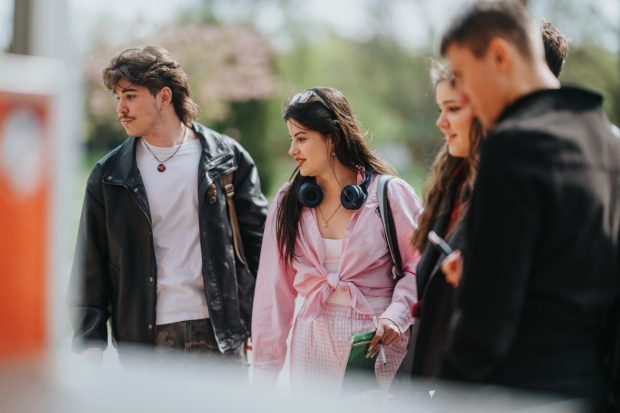 Cu ce se îmbracă liceenii în prima zi de școală: Top 5 perechi de adidași și outfituri cool din magazinele Buzz, H&M, Zara sau Intersport