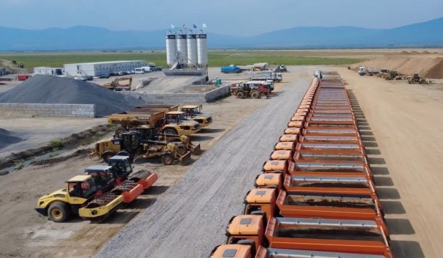 Au demarat lucrările pe tronsonul Joseni-Ditrău al Autostrăzii Unirii A8, cu poduri, ecoducte și monitorizare live