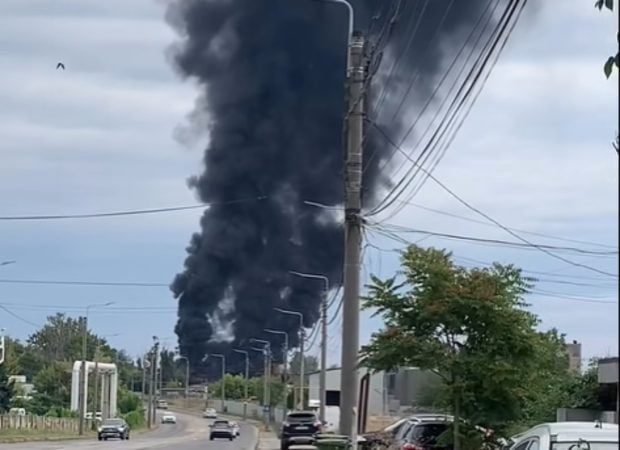 Incendiu majore la un depozit de diluanți din apropierea rafinăriei Lukoil din Ploiești, pompierii acționând cu intervenții ample