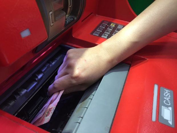 Cine poate retrage banii din contul unei persoane decedate
