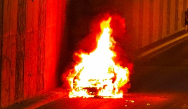 Incendiu urmat de explozie într-un autoturism în Pasajul Băneasa: Trei persoane au scăpat neatinse