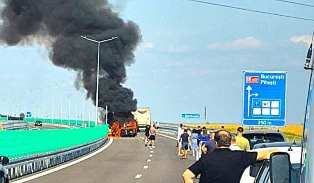 Accident grav pe DEx12, în Argeș: O mașină a ars complet după ce s-a izbit de parapet. Traficul a fost deviat
