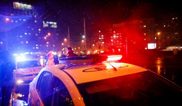 Arestat după o urmărire în București, un adolescent a lovit o mașină de poliție conducând o motocicletă fără permis